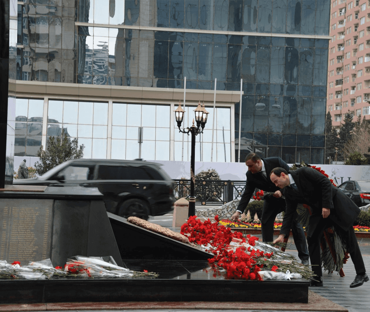 “Azpetrol” şirkətinin kollektivi “Ana harayı” abidəsini ziyarət edib.