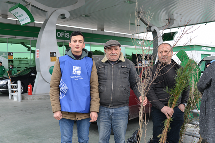  Компания «Azpetrol» вместе с Министерством Экологии и Природных Ресурсов раздала гражданам саженцы. 